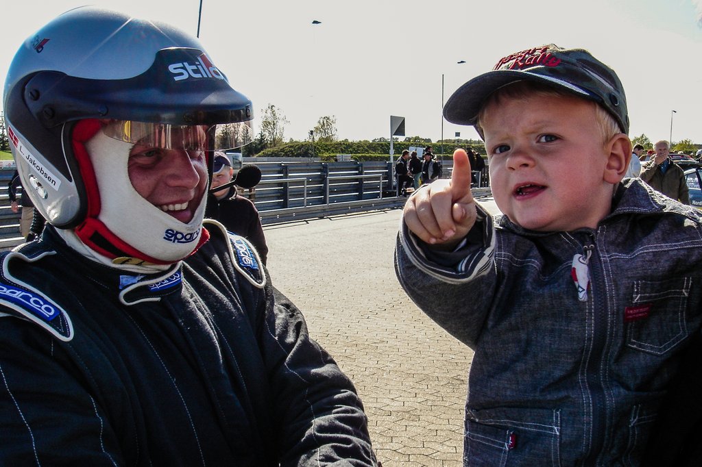 Malthe lærer sin far, hvordan han skal køre bedre
(Foto: Jakobsen Motorsport)